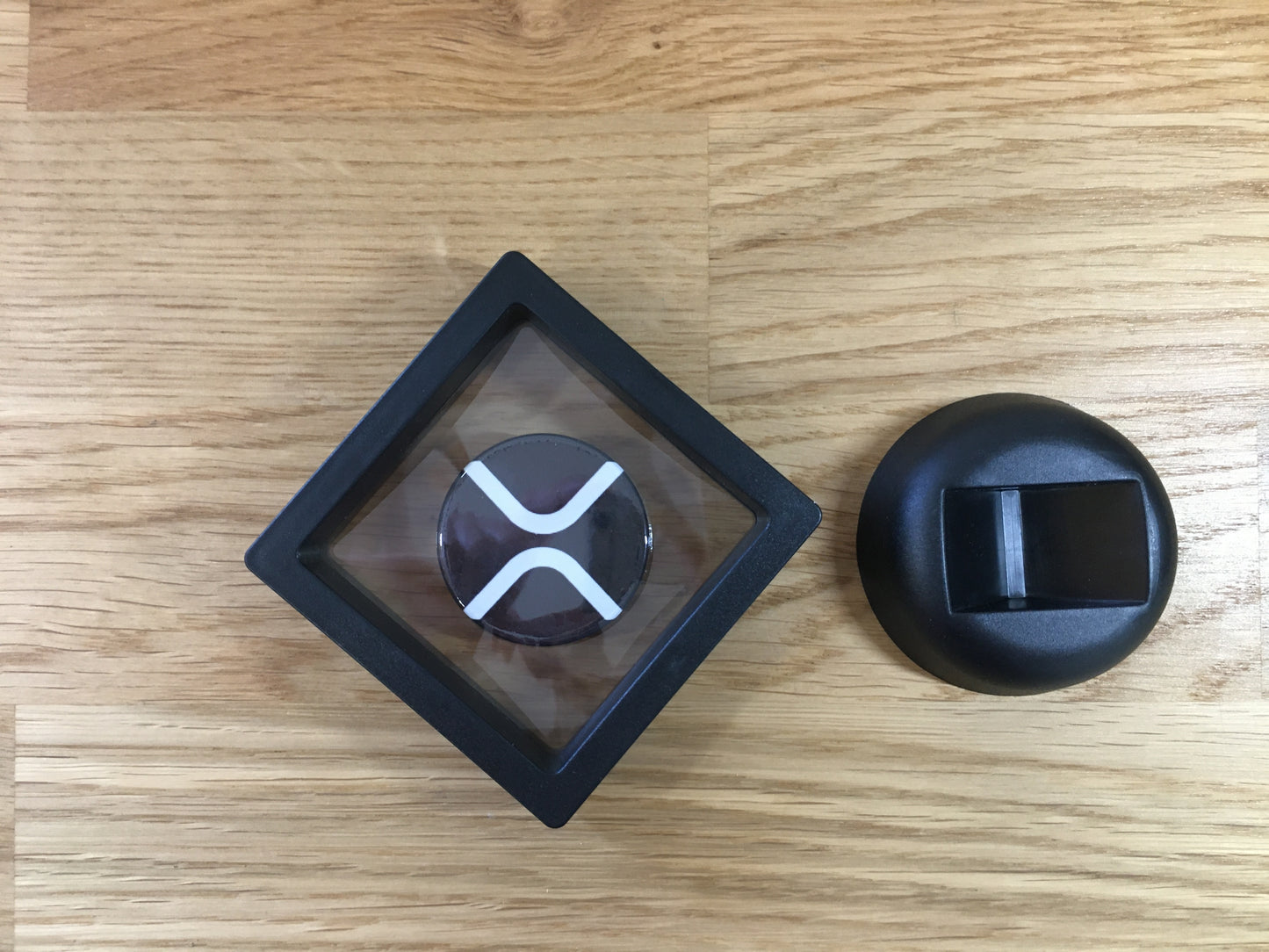 Expositor XRP 3D com Moeda – Peça Decorativa para Setup Cripto